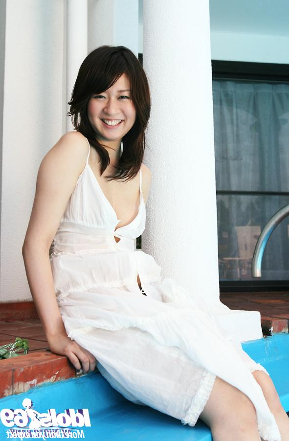 16P Stunning asian babe with nice tits Risa Misaki stripping by the pool