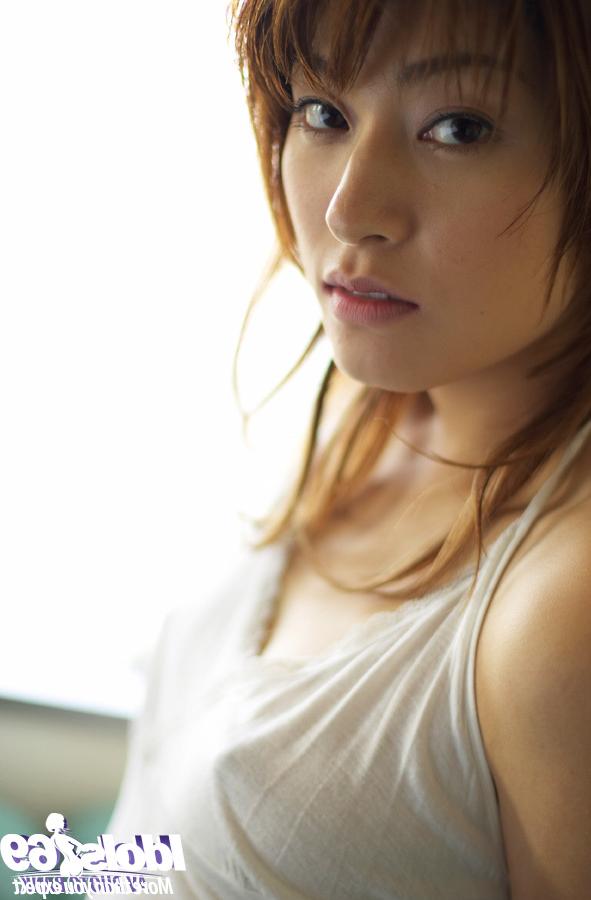 15P Submissive asian babe Karen Kisaragi posing barely clothed