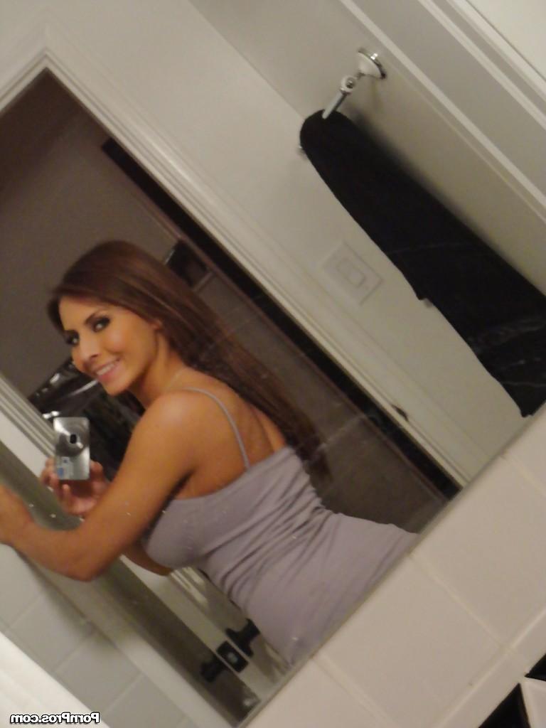 16P Hot ex-gf Madison Ivy baring nice melons and phat ass while taking selfies
