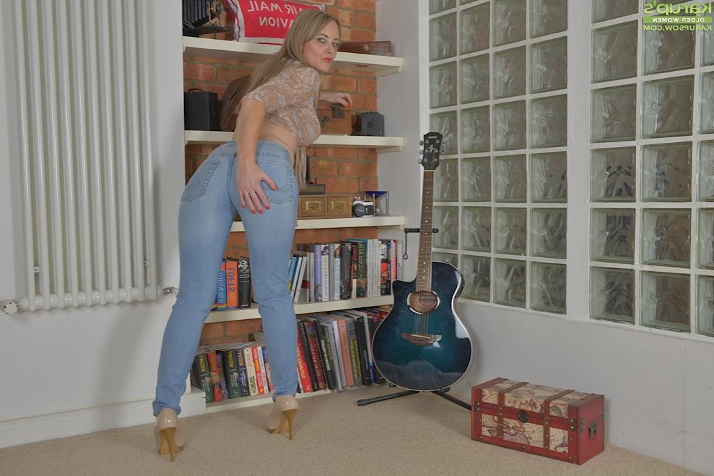 16P Tall older blonde Sofia Rae letting big boobs free from blouse