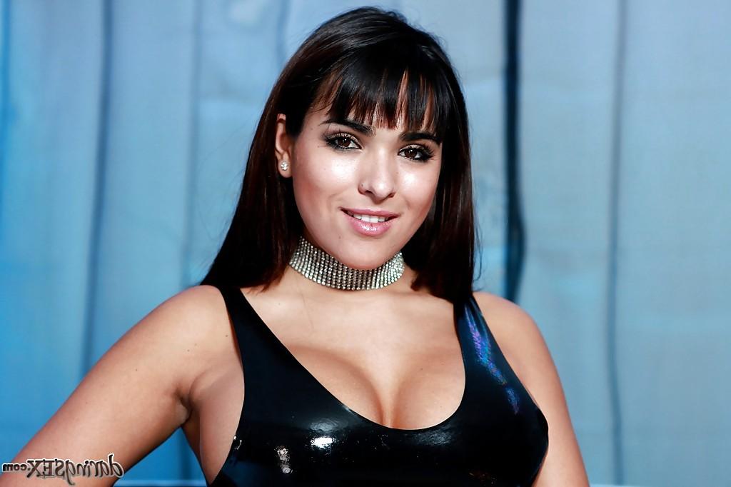 16P Hot babe in latex suit Valery Summer uncovering her big round tits