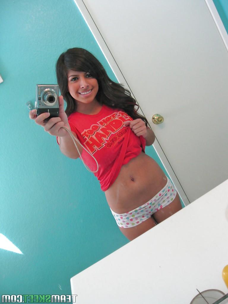 16P Layla Rose revealing her big natural tits and picturing her self