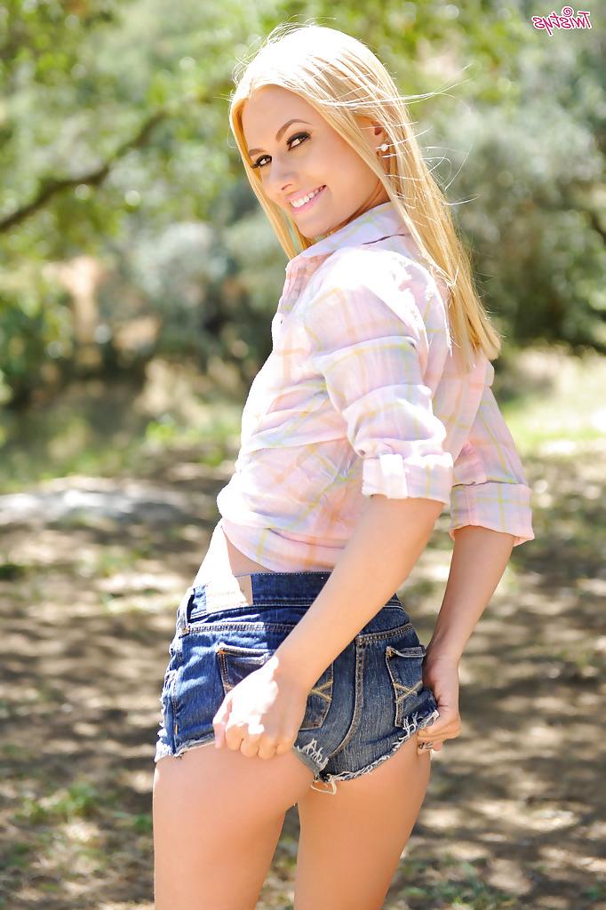 16P Blond babe Kennedy Kressler freeing pornstar ass from cutoff shorts outside