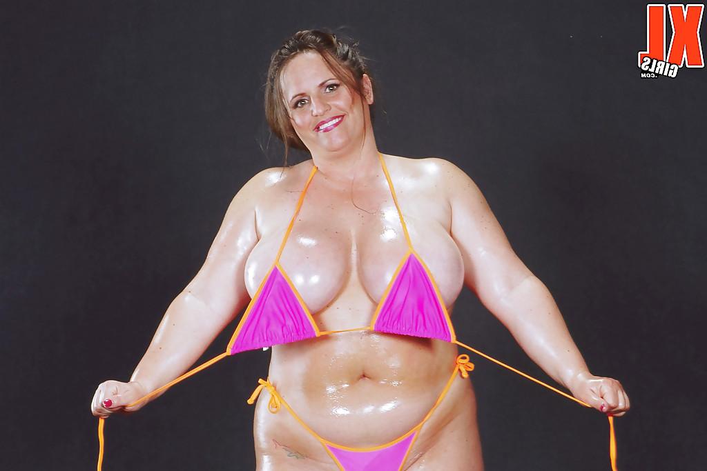 16P Fat chick Gina Marie La Montana releases big oiled tits from bikini