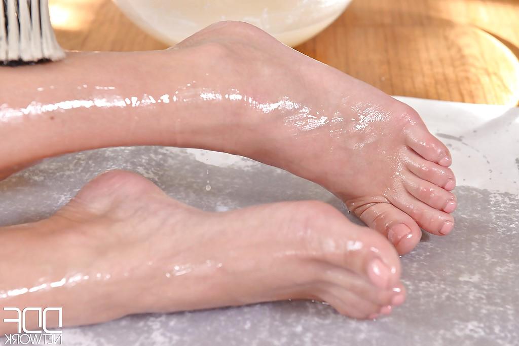 16P Leggy European babe Samanta Blaze masturbating after oiling bare feet