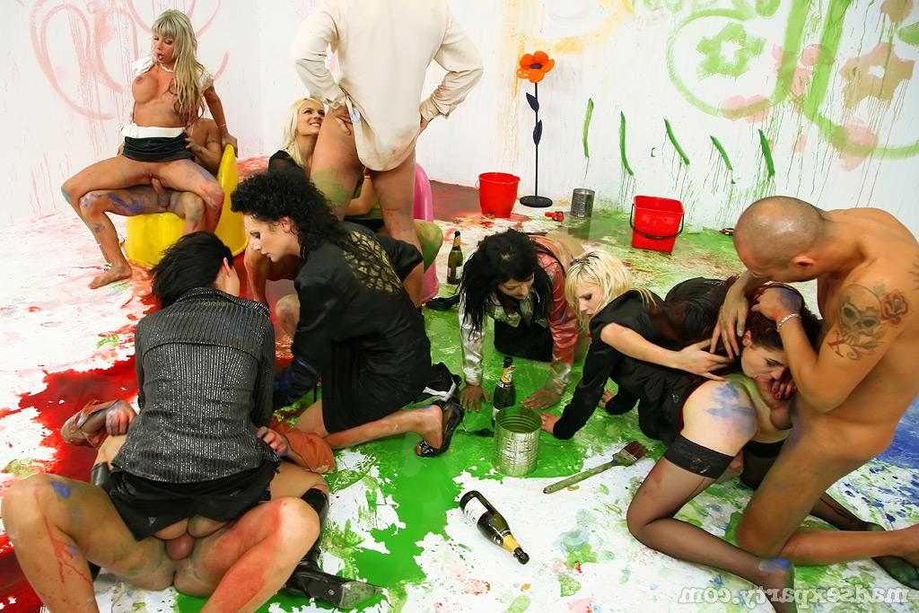 16P Kinky vixens enjoy a passionate and messy groupsex with studly lads