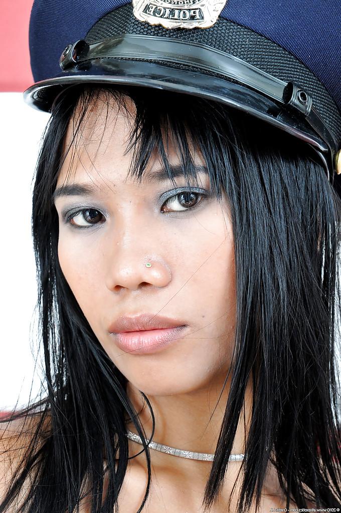 16P Latina babe Anne uses handcuffs and button for seduction reasons