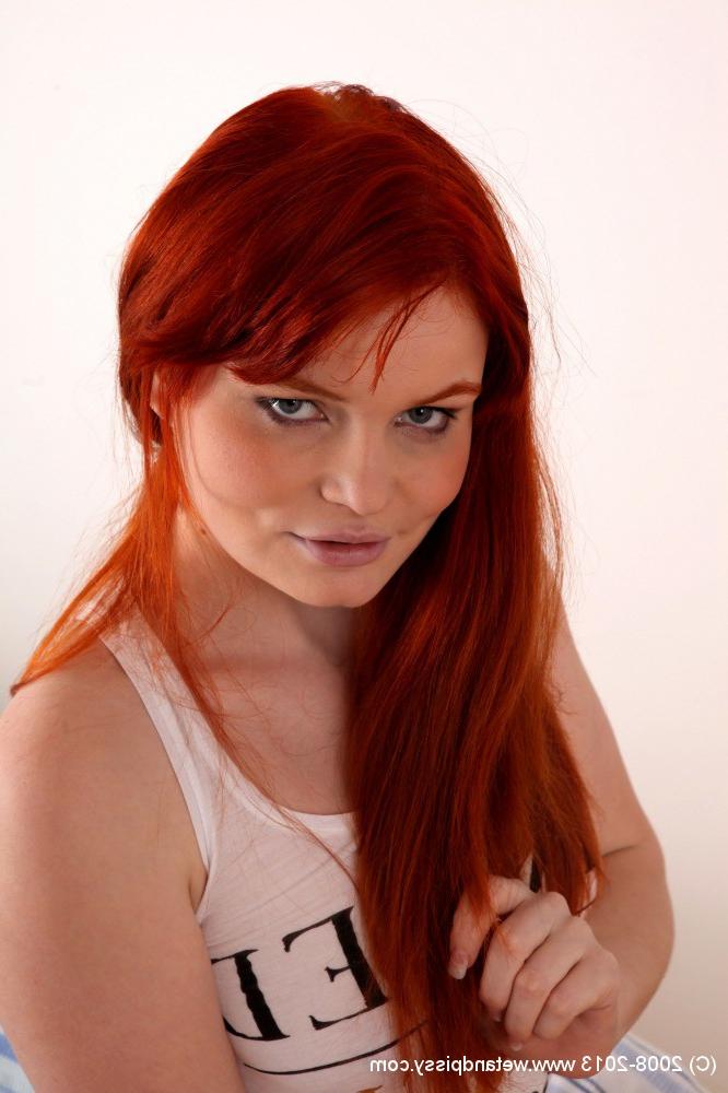 16P Pissing babe Barbara Babeurre pleases herself with a dildo toy