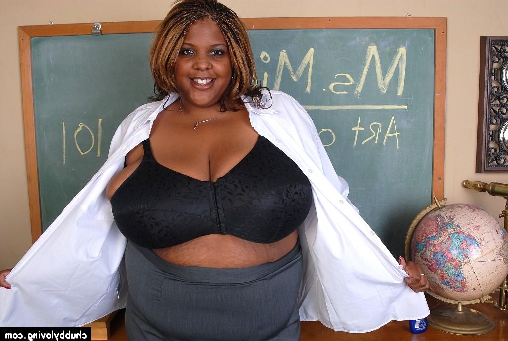 16P Mature ebony Minxx demonstrates her tight vagina and big boobs