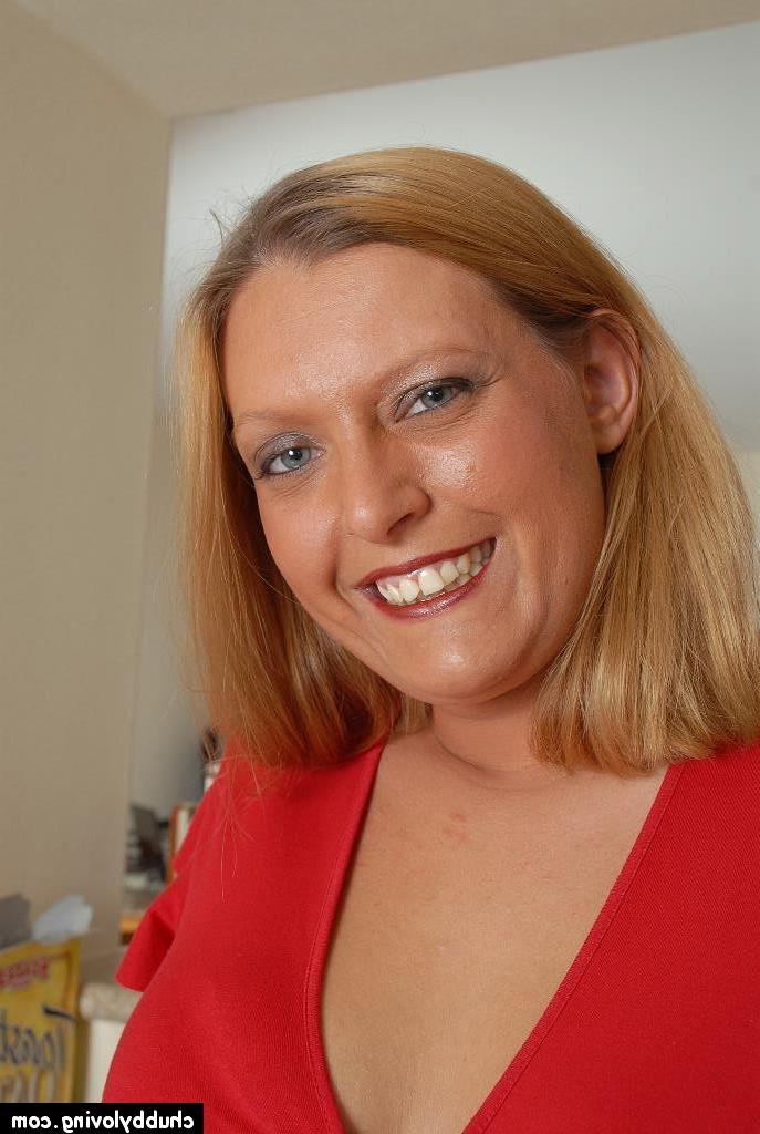 16P Chubby mature blonde Alexys is smiling while undressing on camera