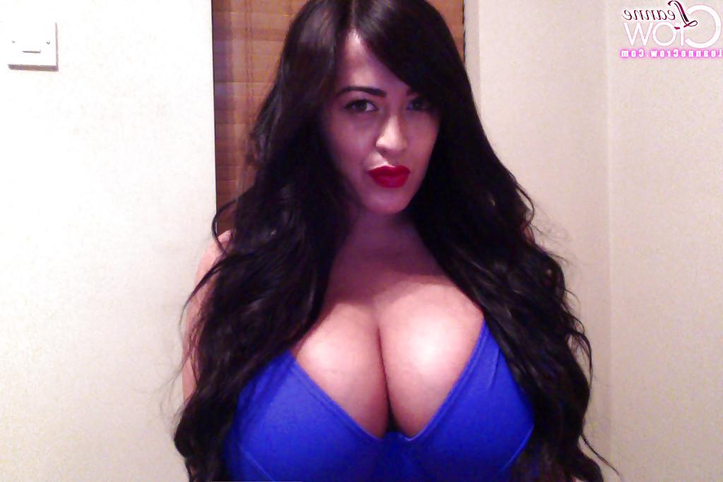 16P European pornstar Leanne Crow dose some sexy self shots while naked