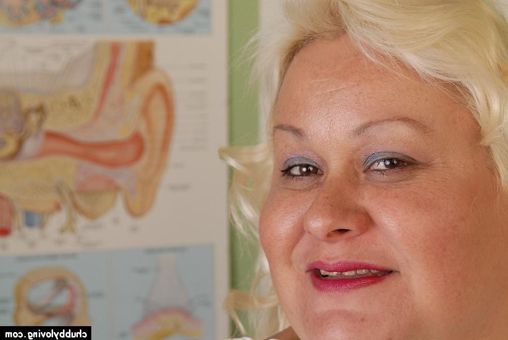 16P Fatty mature blonde Lisa is smiling while licking her big nipples