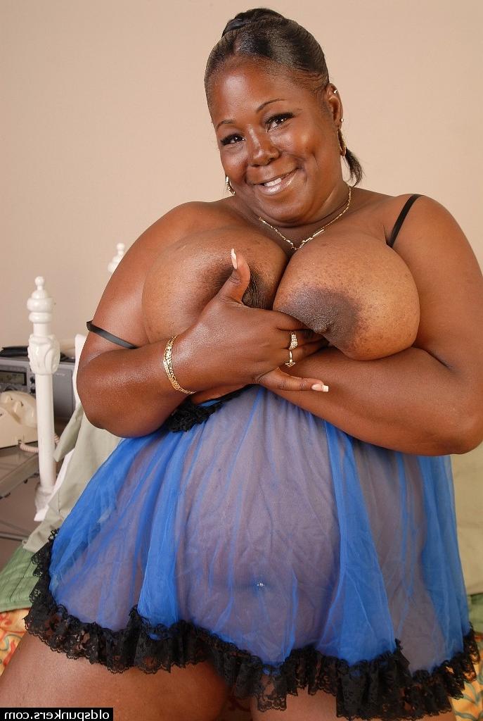 16P Fatty ebony Subrina shows off her amazing big black boobies!