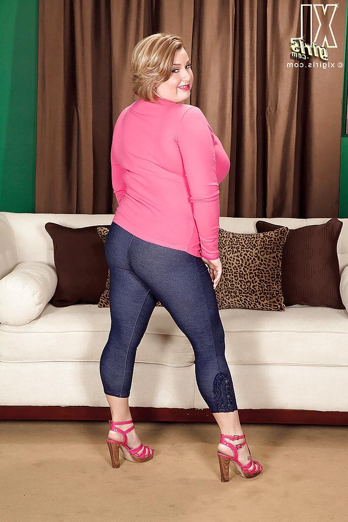 12P Mature plumper Molly Howard stripping and showing off her huge jugs