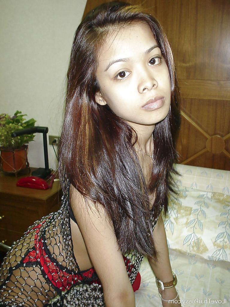 16P Splendid Asian exotic girl Fun poses in extravagant outfit on bed