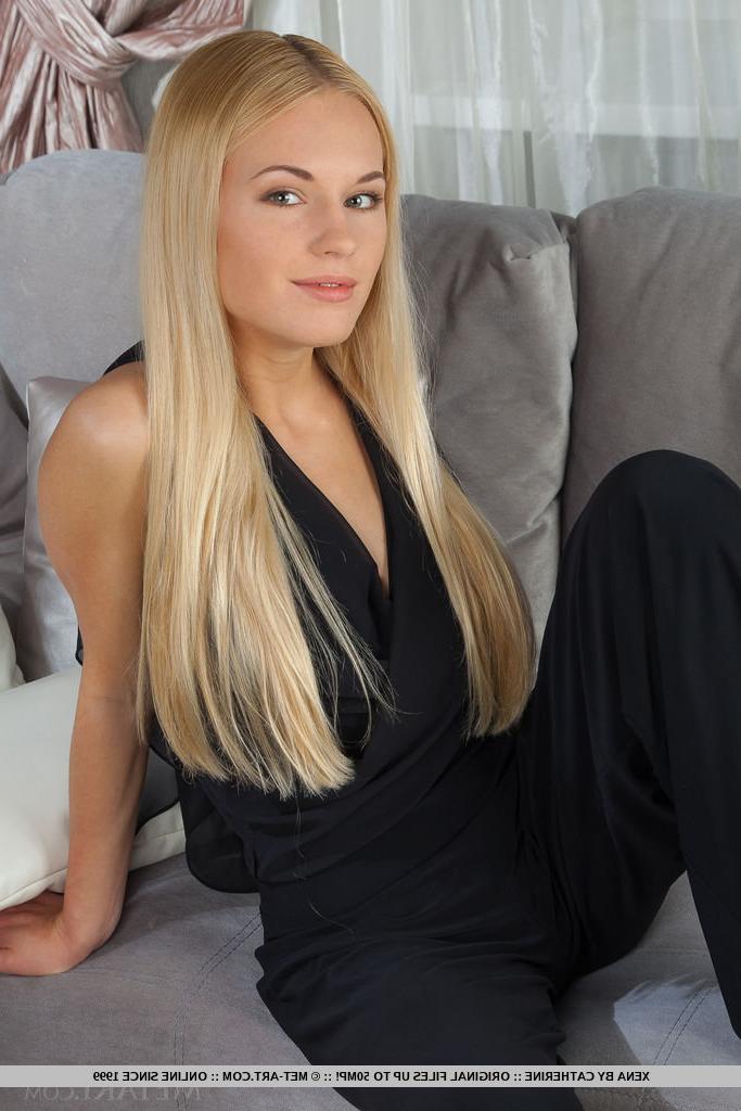 18P Gorgeous young blonde Xena baring perfect big teen tits for nude spread