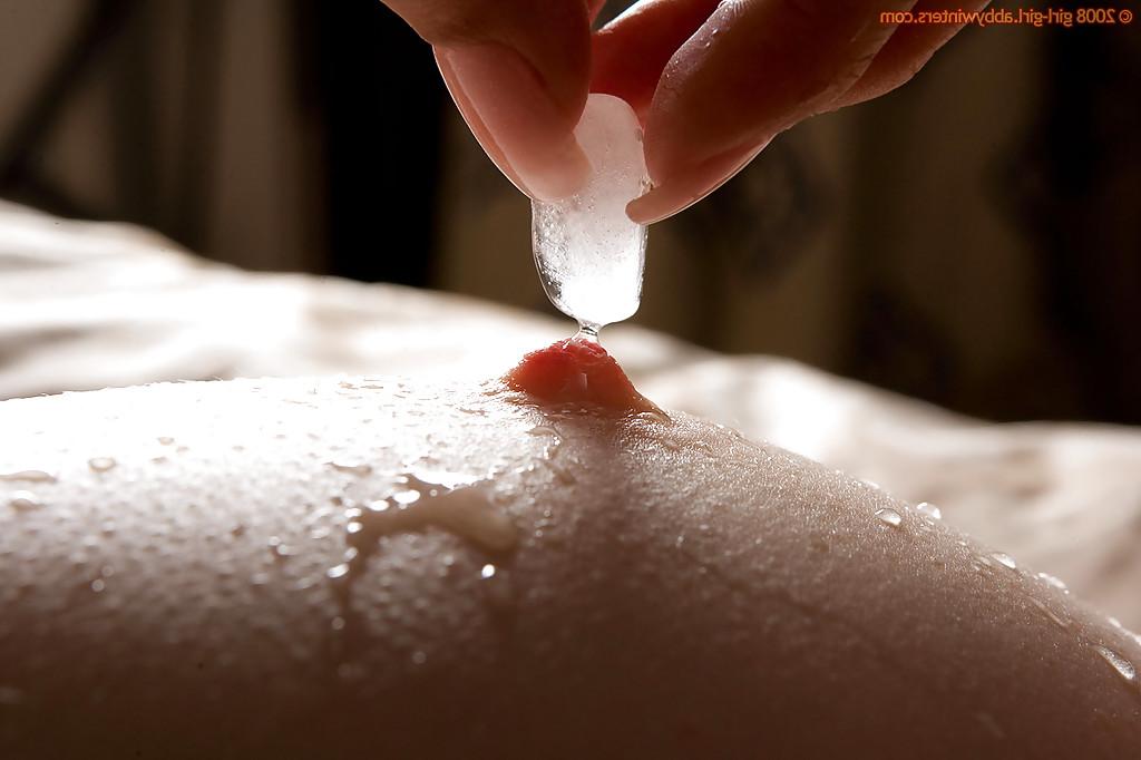 16P Kinky girls Cleo and Larissa M suck face and use ice cubes on hard nipples