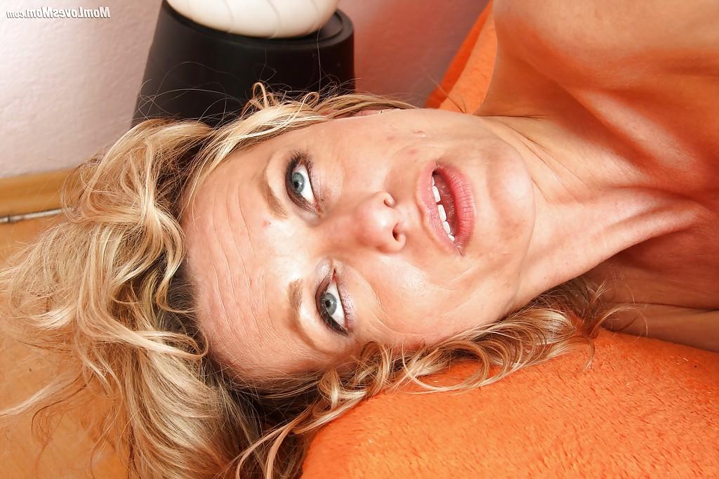 16P Older dykes in stockings licking and toying vaginas before tribbing
