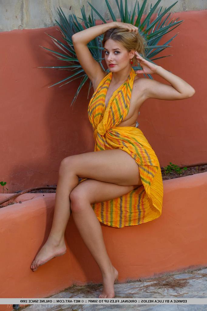 18P Glamour model Edwige A unveiling trimmed European pussy in bare feet
