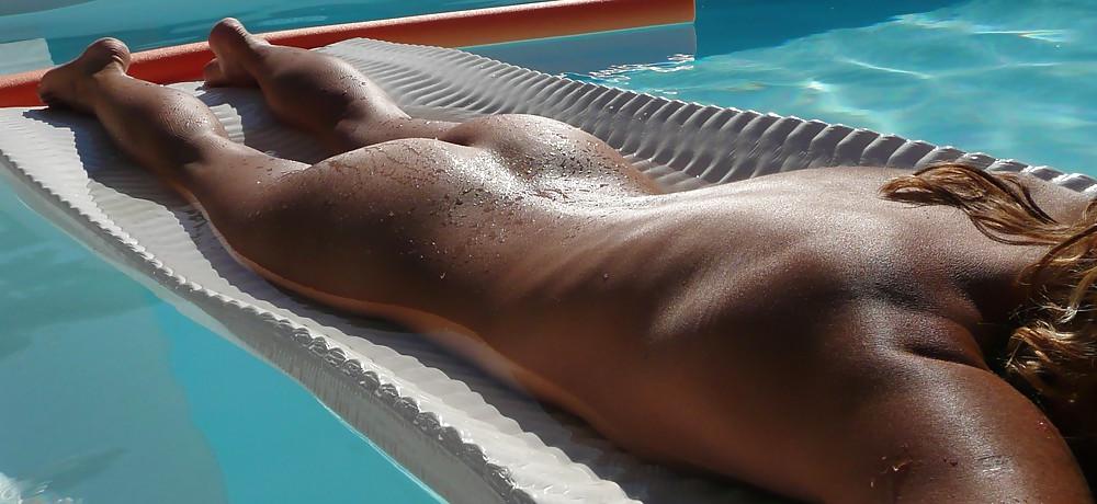 11P Nue en piscine Bronzage integral