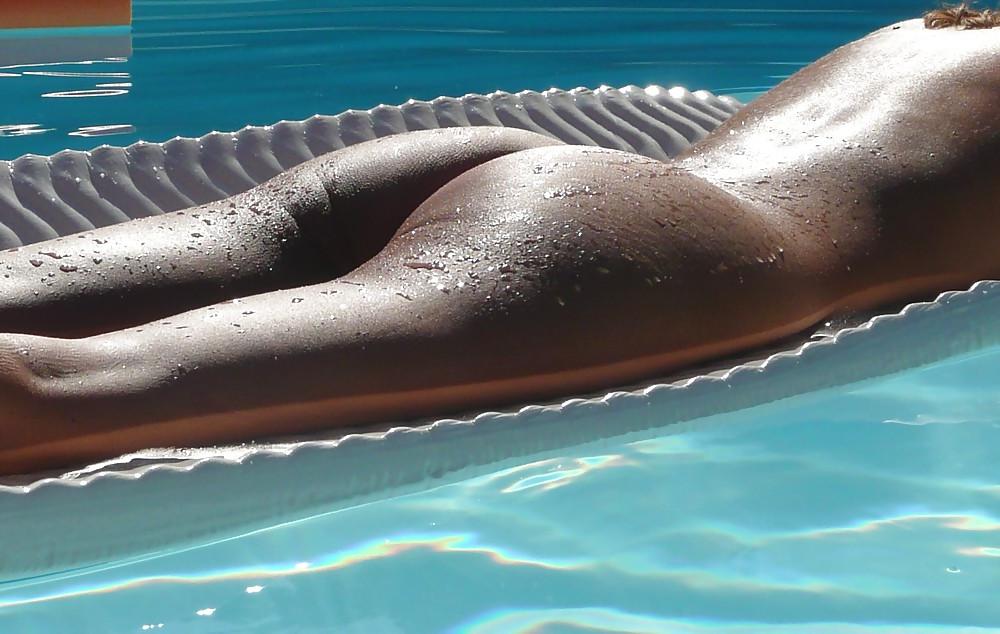11P Nue en piscine Bronzage integral