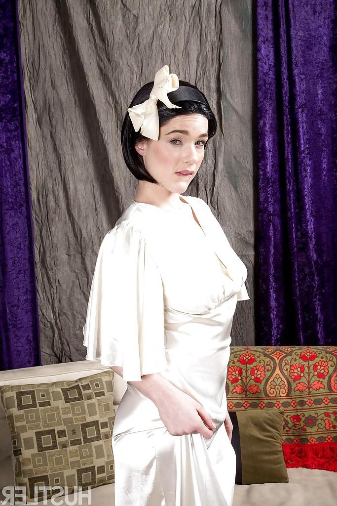 16P Dark haired babe Penny Brooks unveils big pornstar tits before masturbating