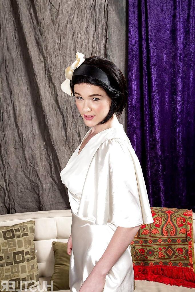 16P Dark haired babe Penny Brooks unveils big pornstar tits before masturbating