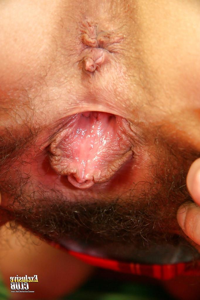 16P Seductive European babe Amanda Vamp spreads her very hairy donut