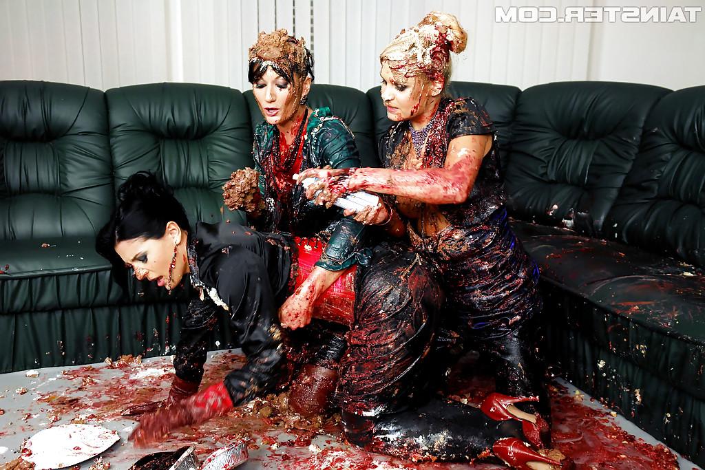 16P Kinky european fetish ladies make some wild foodplay action