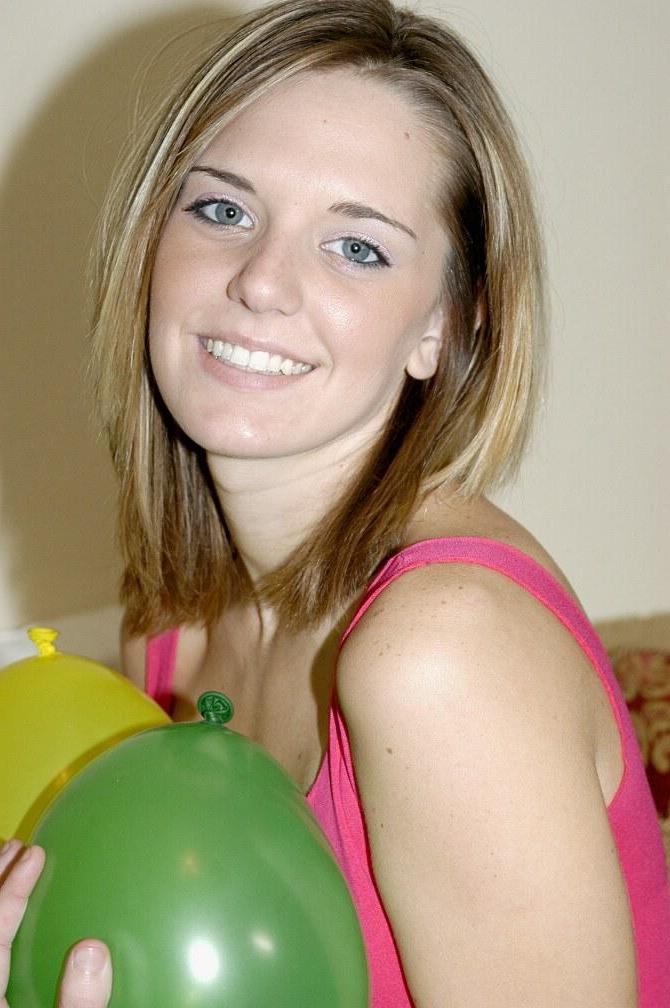 16P Bilder des Teenager-Models All About Ashley, das mit Luftballons spielt