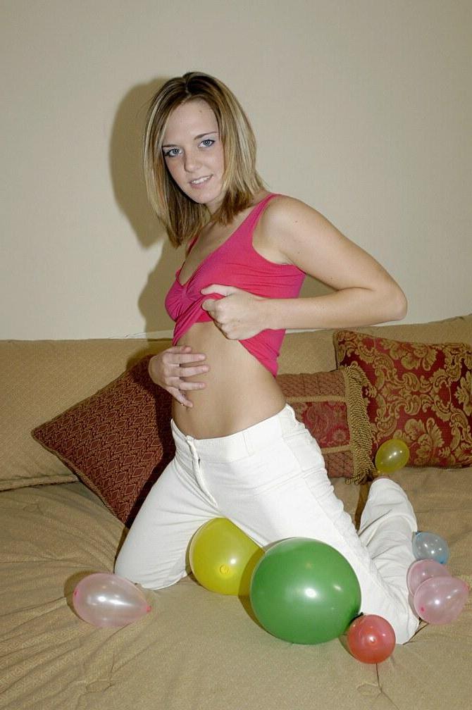 16P Bilder des Teenager-Models All About Ashley, das mit Luftballons spielt