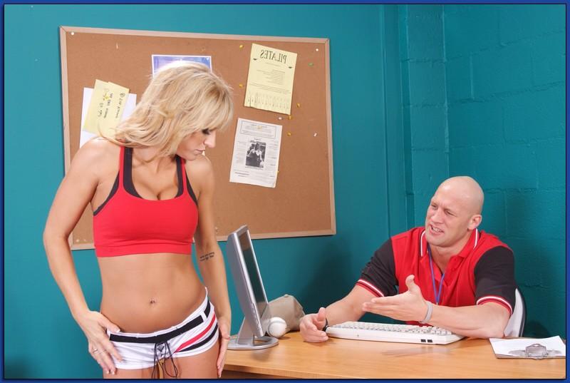 16P Sporty blonde with amazing curves Brooke Belle fucked on the table