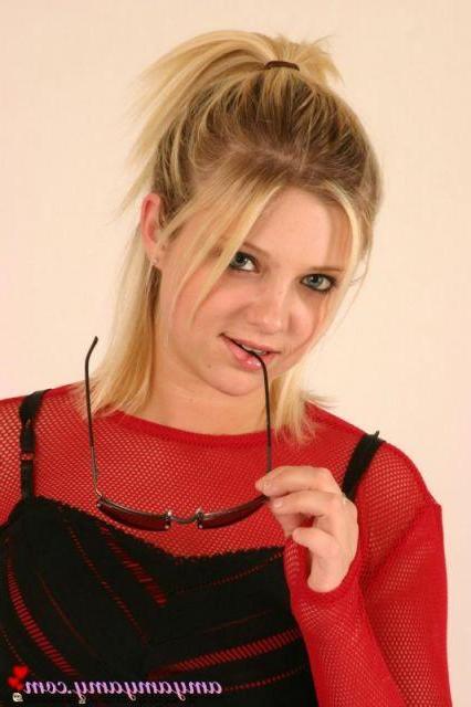 18P Amy ist richtig nuttig gekleidet!