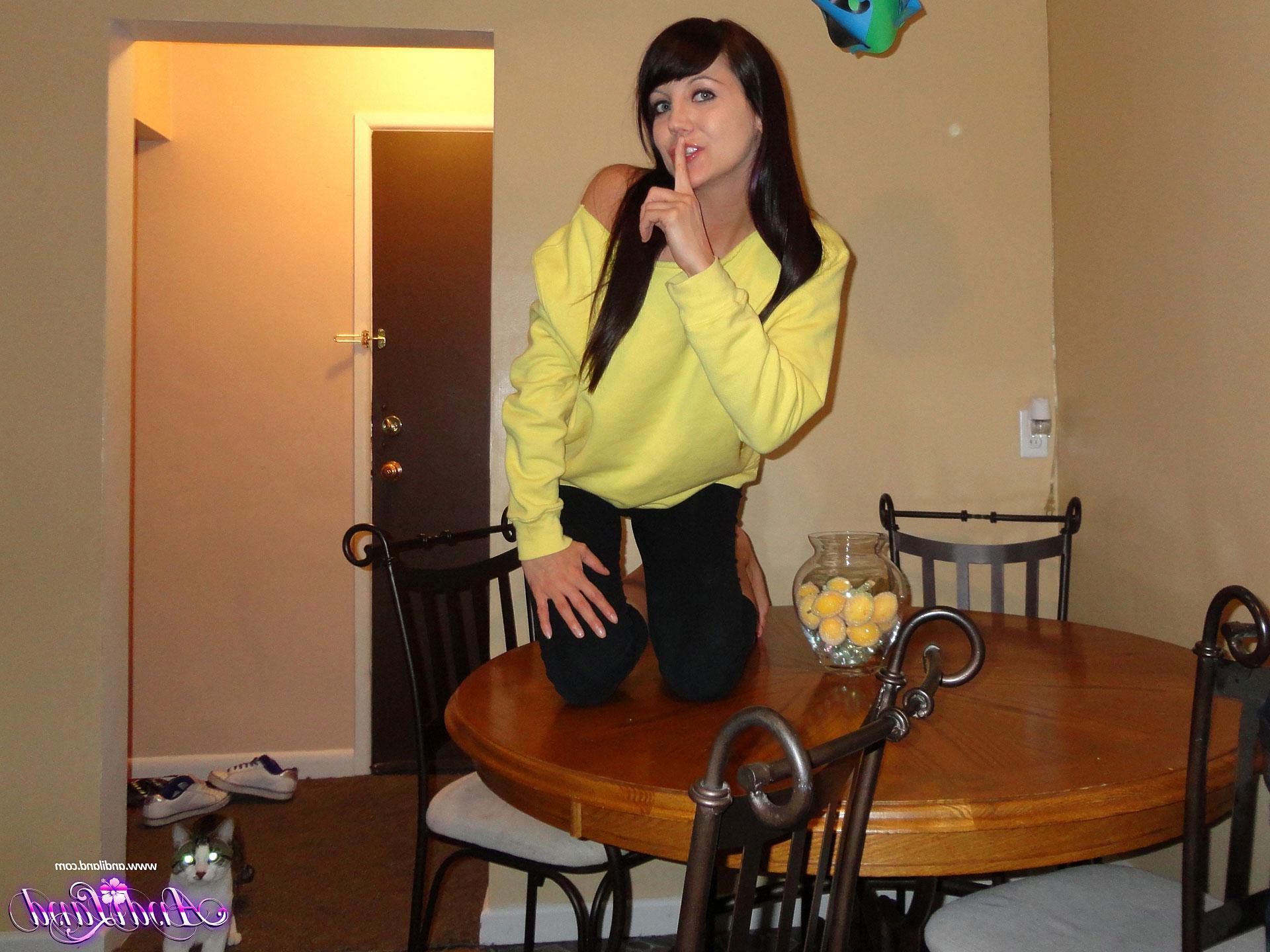 15P Pictures of Andi Land being neighbourly on your table