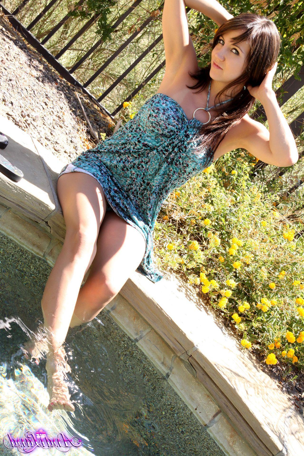 15P Pictures of Andi spreading in the pool