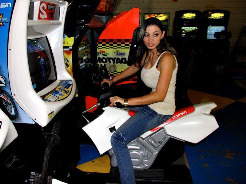 16P Pictures of teen Aria Valentino sharing some nonnude candids