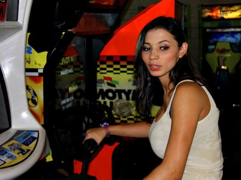 16P Pictures of teen Aria Valentino sharing some nonnude candids