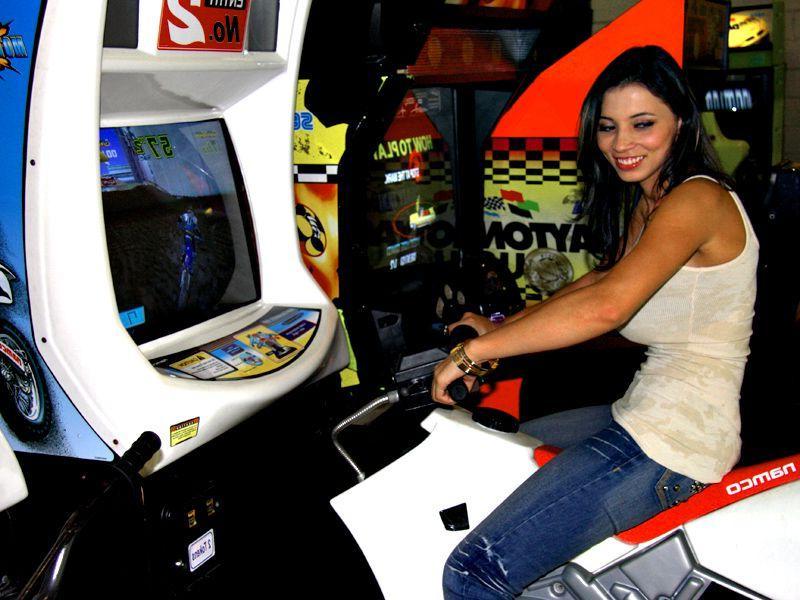 16P Pictures of teen Aria Valentino sharing some nonnude candids