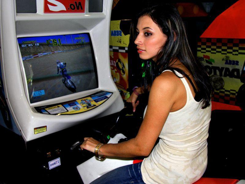 16P Pictures of teen Aria Valentino sharing some nonnude candids