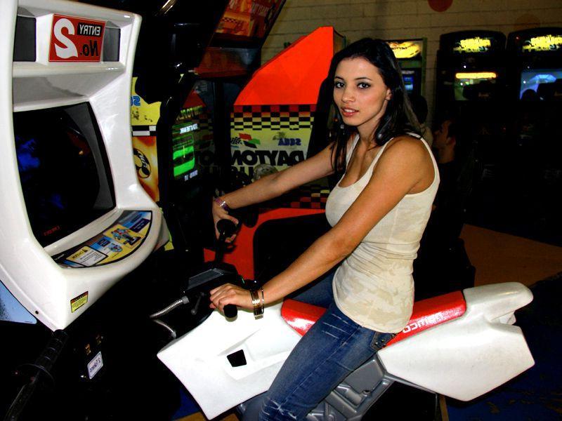 16P Pictures of teen Aria Valentino sharing some nonnude candids