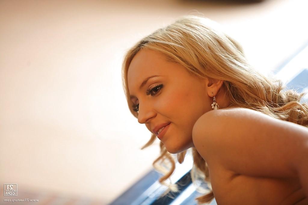 16P European lesbians Nataly Von and Kathia Nobili are fingering each other