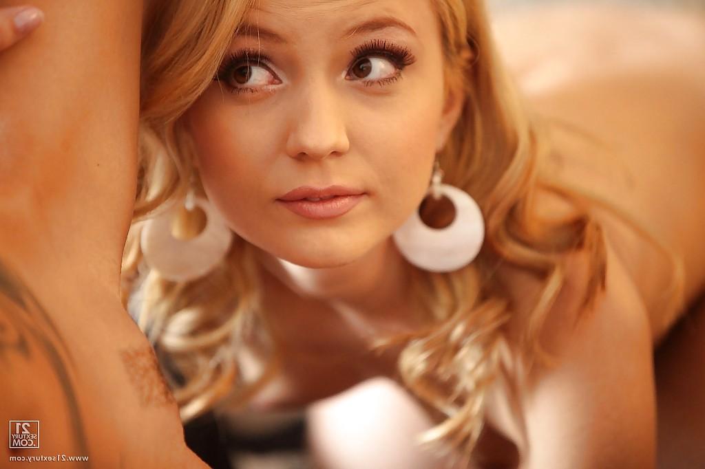 16P European lesbians Nataly Von and Kathia Nobili are fingering each other