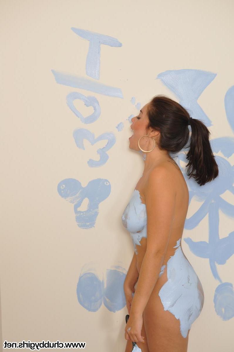 16P Curvy brunette girl Ava gets her round ass covered in paint