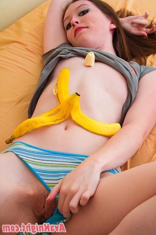 16P Pictures of teen amateur Ava Knight fucking herself with a banana