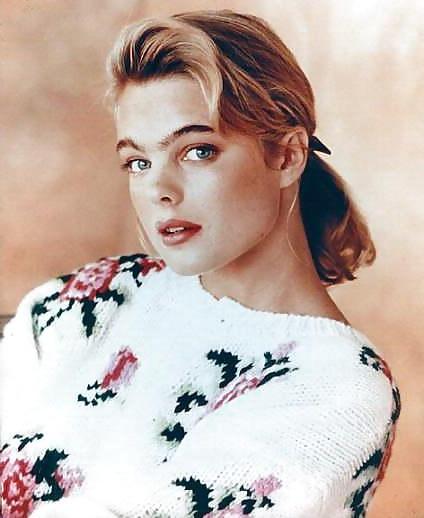 25P Erika Eleniak 