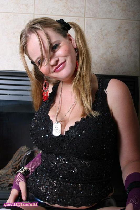 20P Pictures of teen girl Bianca Hill showing off her big natural tits