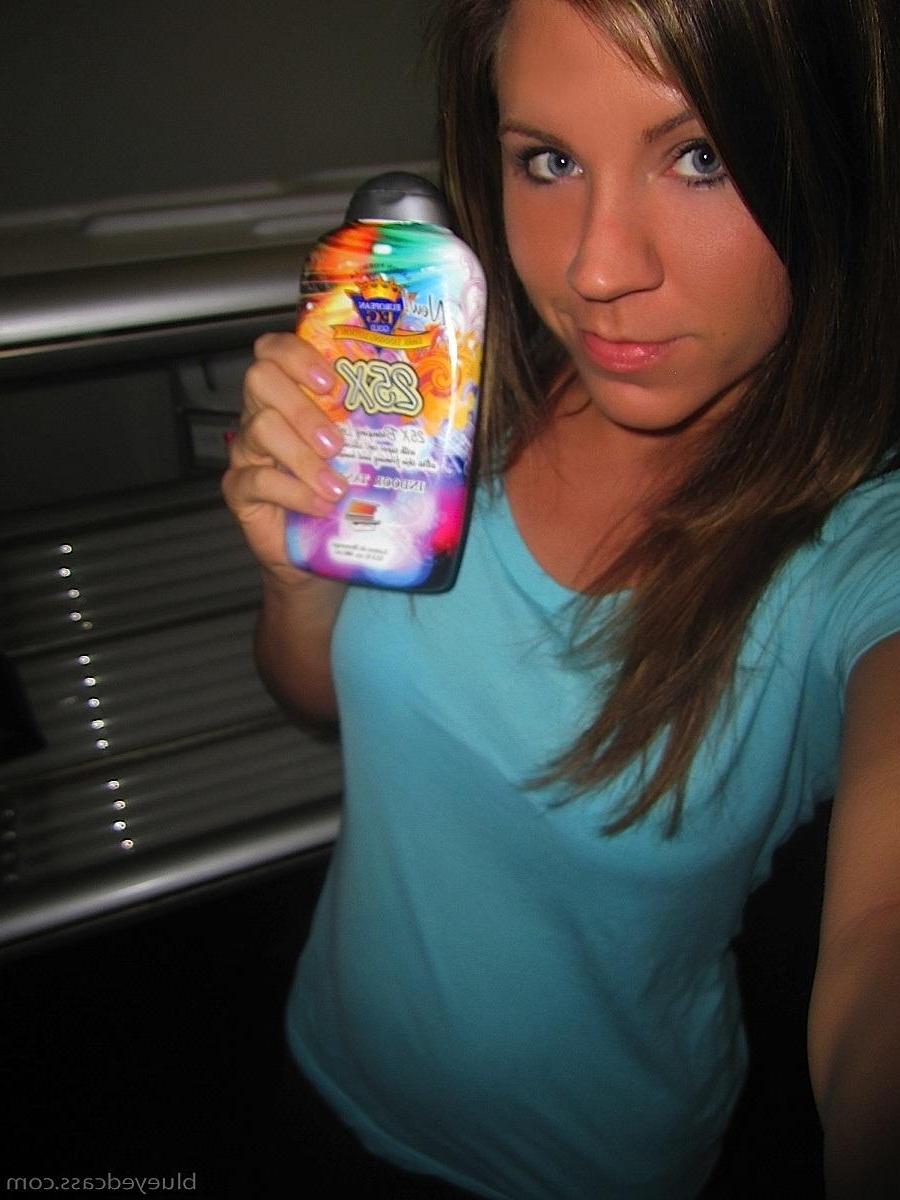 15P Pictures of Blueyed Cass enjoying a hot sexy tan