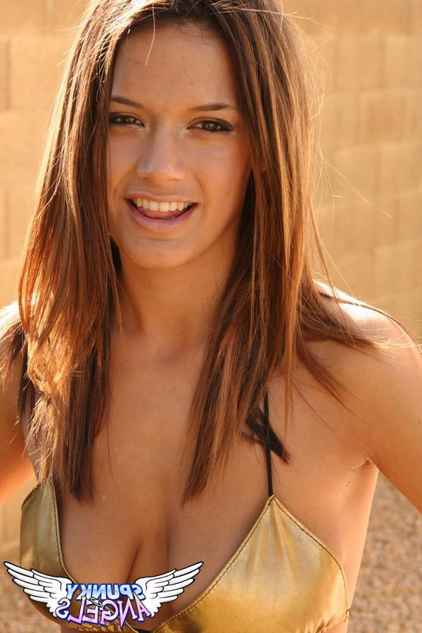 20P Pictures of beautiful teen girl Brittany Maree being a cock-tease
