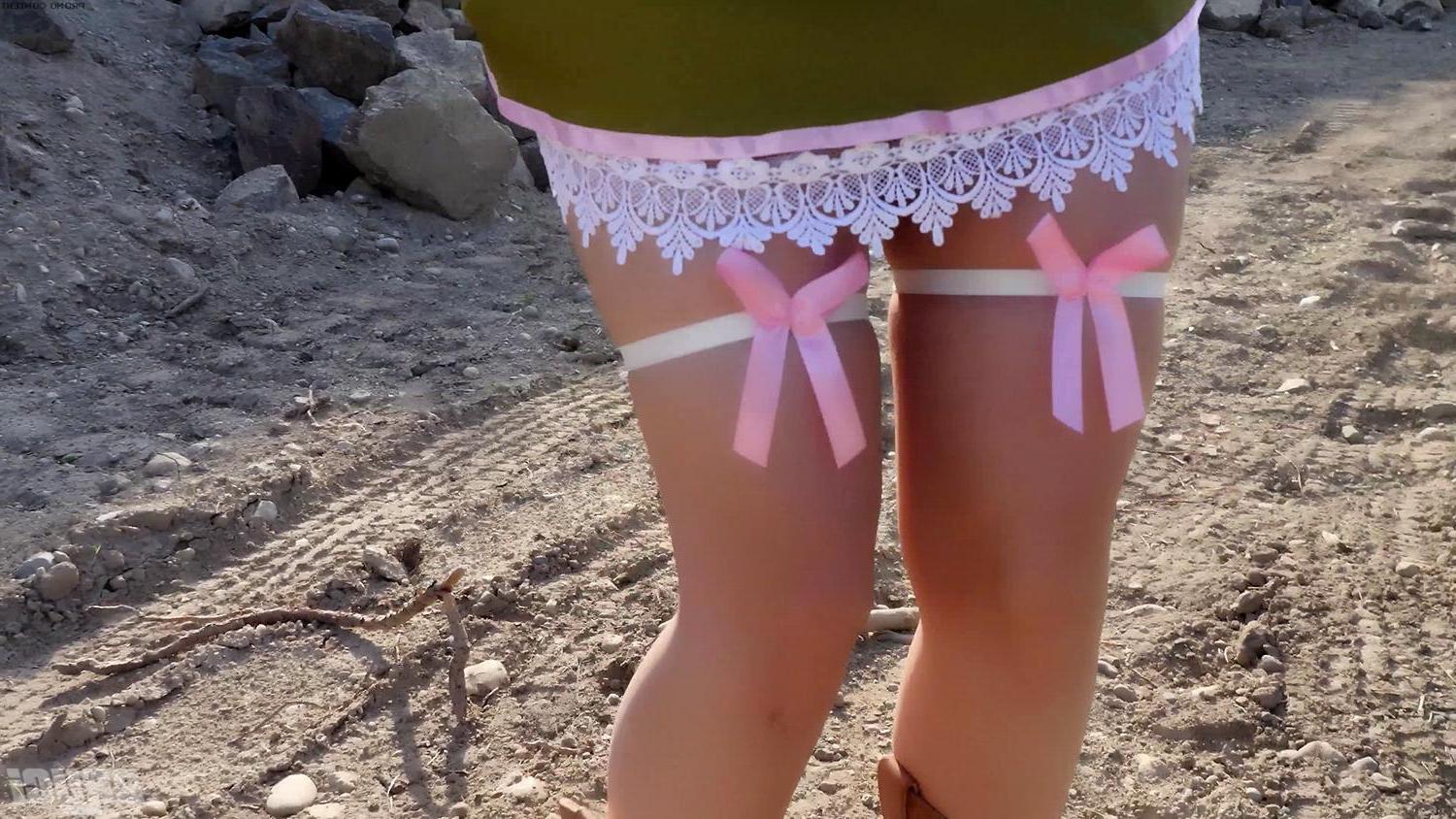 15P Sexy hitchhiker Bryci gives a blowjob in exchange for a ride
