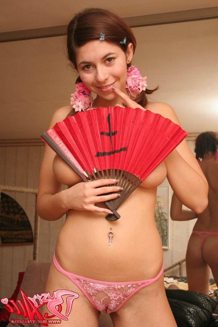 20P Pictures of Busty Alli showing off her glorious natural tits